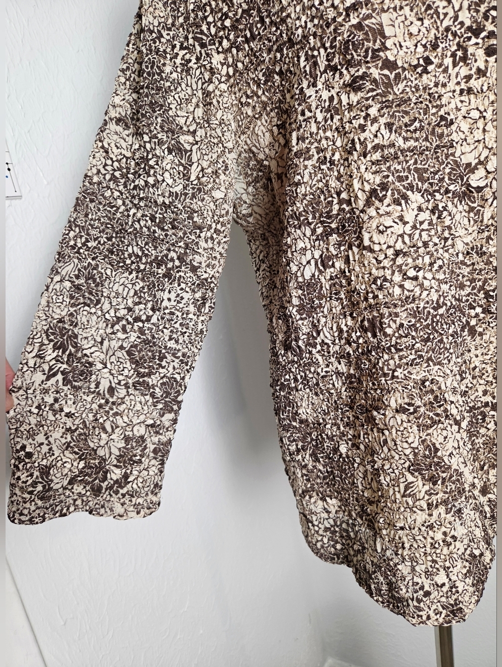 East 5th Brown & Cream Textured Blouse with Brown Trim Neckline, Size 1X - Picture 5 of 10